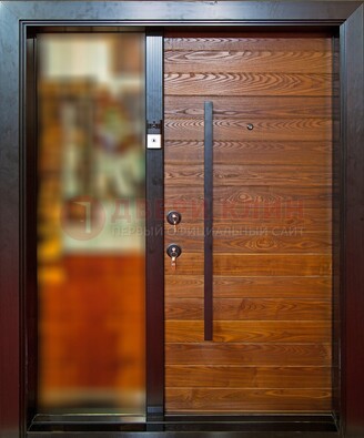 Коричневая входная дверь c МДФ панелью и стеклом ЧД-38 в частный дом в Черноголовке
