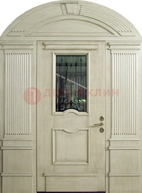 Белая входная дверь массив со стеклом и ковкой ДА-49 в Черноголовке