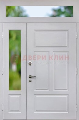 Белая полуторная железная дверь со стеклом и фрамугами ДФГ-10 в Черноголовке