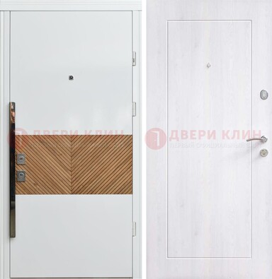 Белая железная дверь МДФ горизонтальной вставкой ДМ-265 в Черноголовке