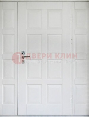 Белая входная дверь для коттеджа с МДФ ДМ-536 в Черноголовке