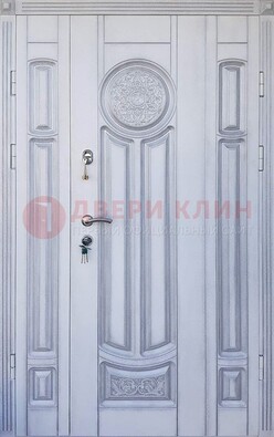 Белая двухстворчатая дверь с массивом дуба ДМД-72 в Черноголовке