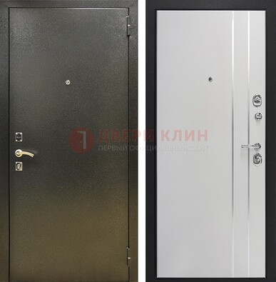 Железная темная дверь с порошковым покрытием и белая МДФ с молдингами  ДП-296 в Черноголовке