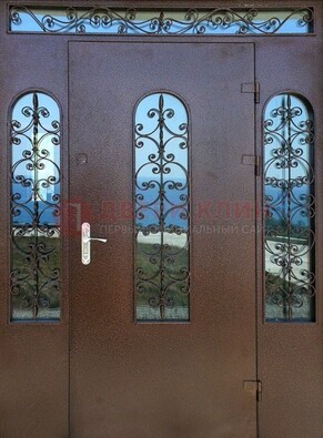 Железная парадная дверь со стеклом и ковкой ДПР-16 для общественных зданий в Черноголовке