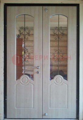 Парадная дверь со стеклянными вставками и ковкой ДПР-23 в деревянный дом в Черноголовке