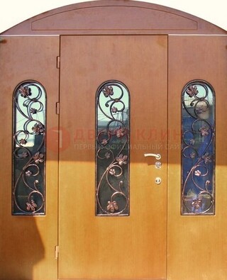 Парадная дверь со стеклянными вставками и ковкой ДПР-28 в общественное здание в Черноголовке
