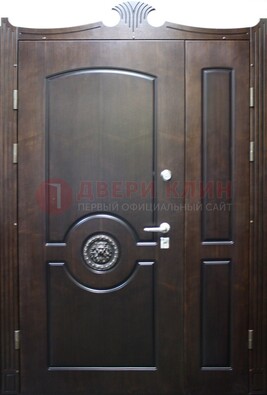 Коричневая парадная дверь с украшением ДПР-52 с утеплением в Черноголовке