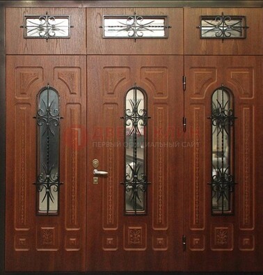 Парадная дверь с металлическими вставками и ковкой ДПР-72 в дом в Черноголовке