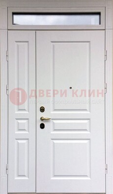 Белая двухстворчатая металлическая дверь со стеклом ДС-63 в Черноголовке