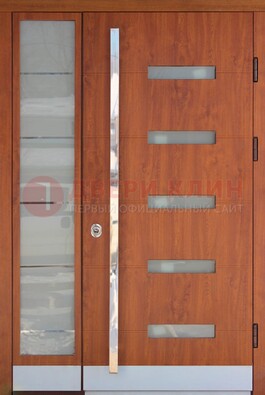 Коричневая металлическая дверь со стеклом ДС-72 в Черноголовке