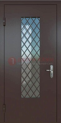Темная металлическая дверь с решеткой и стеклом ДС-7 в Черноголовке