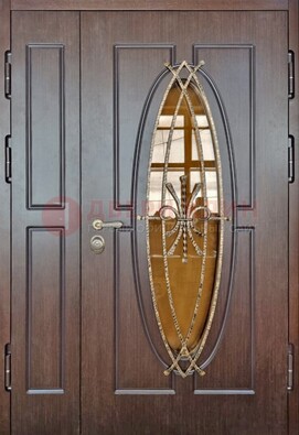 Полуторная металлическая дверь со стеклом и ковкой ДСК-108 в Черноголовке