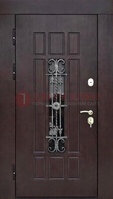 Коричневая уличная дверь со стеклом и ковкой ДСК-114 в Черноголовке