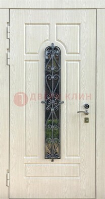 Светлая стальная дверь со стеклом и ковкой ДСК-118 в Черноголовке