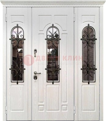 Белая распашная стальная дверь со стеклом и ковкой ДСК-125 в Черноголовке