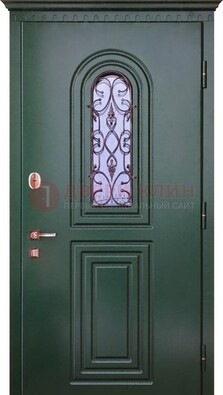 Темно-зеленая входная дверь со стеклом и ковкой ДСК-129 в Черноголовке