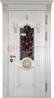 Белая железная дверь со стеклом и ковкой для кирпичного дома ДСК-155 в Черноголовке