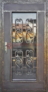 Коричневая наружная дверь порошок со стеклом и ковкой ДСК-160 в Черноголовке