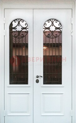 Белая стальная дверь стекло с ковкой и филенкой ДСК-201 в Черноголовке