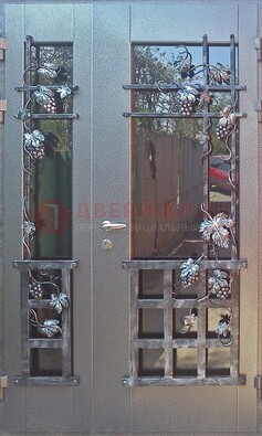 Распашная уличная дверь Порошок со стеклом и ковкой ДСК-221 в Черноголовке