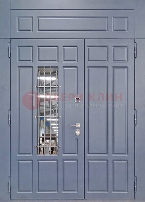 Серая двухстворчатая дверь Винорит со стеклом и ковкой ДСК-234 RAL 7024 в Черноголовке