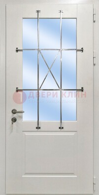 Белая простая железная дверь Винорит со стеклом и ковкой ДСК-257 в Черноголовке
