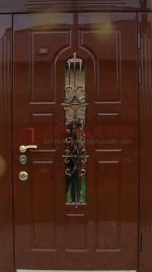 Красивая металлическая дверь со стеклом и ковкой ДСК-33 в Черноголовке