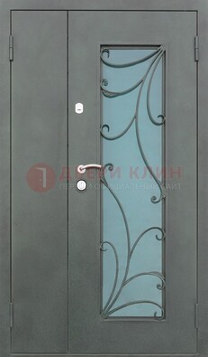Двухстворчатая железная дверь со стеклом и ковкой ДСК-40 в Черноголовке