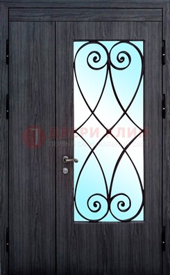 Стальная дверь со стеклом и ковкой ДСК-69 в деревянный дом в Черноголовке