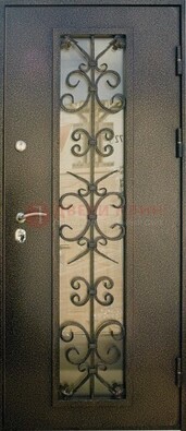 Входная дверь Дверь со стеклом и ковкой черного цвета ДСК-76 для веранды в Черноголовке
