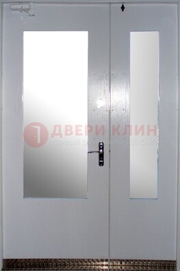 Белая  тамбурная дверь со стеклянными вставками ДТМ-18 в Черноголовке