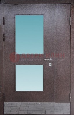Коричневая тамбурная дверь со стеклянными вставками ДТМ-21 в Черноголовке