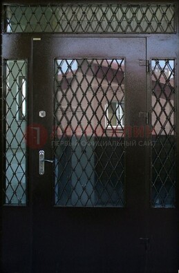 Коричневая тамбурная дверь со стеклянными вставками и ковкой ДТМ-32 в Черноголовке