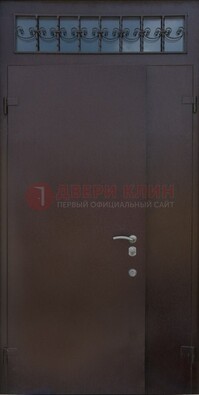 Коричневая тамбурная дверь со стеклянными вставками и ковкой ДТМ-39 в Черноголовке