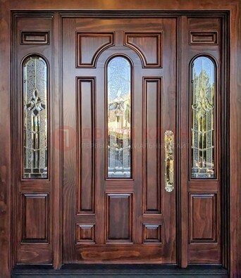 Железная классическая дверь с массивом дуба и витражом ВЖ-18 в Черноголовке