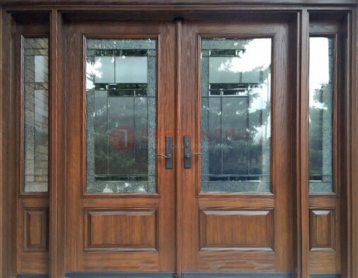 Распашная стальная дверь с массивом с витражом и фрамугами ВЖ-21 в Черноголовке