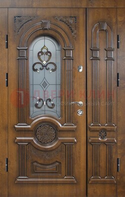 Коричневая двухстворчатая железная дверь с МДФ и витражом ВЖ-32 в Черноголовке