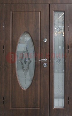 Коричневая двухстворчатая железная дверь с МДФ и витражом ВЖ-33 в Черноголовке
